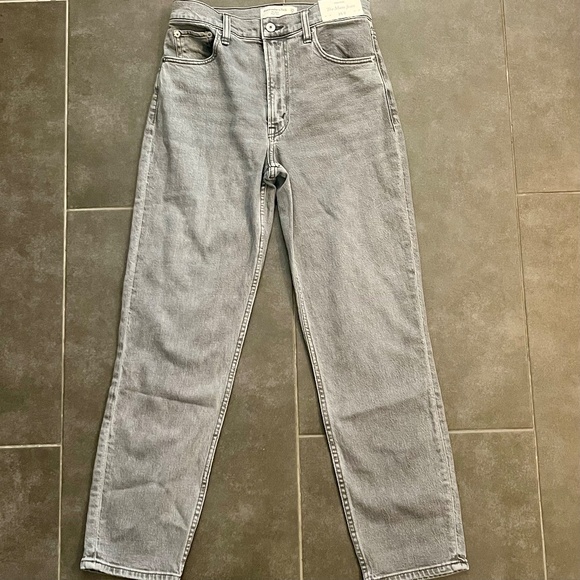 NWT Abercrombie and Fitch The Mom High Rise Jeans Light Grey Wash Size 0/25 - Picture 5 of 10